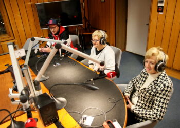 Punkty Widzenia: sylwestrowy bal czy impreza pod gwiazdami? - Radio Kielce Punkty widzenia: Tomasz Dudek - Dj, prezenter muzyczny, Dj Mix, Beata Kamińska - wydział Kultury, Sportu i Promocji Miasta kieleckiego ratusza i Janina Łucak - Kielecki Uniwersytet III Wieku Ponad Czasem / Marzena Mąkosa / Radio Kielce