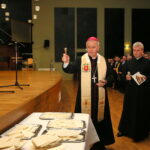 Spotkanie opłatkowe Prawa i Sprawiedliwości w Kielcach. Poświęcenie opłatków przez biskupa Jana Piotrowskiego / Marzena Mąkosa / Radio Kielce