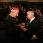 Spotkanie opłatkowe Prawa i Sprawiedliwości w Kielcach. Na zdjęciu: biskup Jan Piotrowski i Krzysztof Lipiec, poseł PiS / Marzena Mąkosa / Radio Kielce