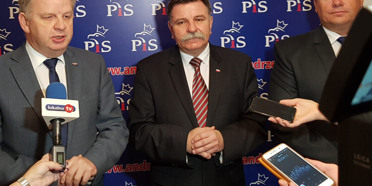 Senator PiS Jarosław Rusiecki, poseł PiS Andrzej Kryj oraz starosta ostrowiecki Zbigniew Duda / Anna Głąb / Radio Kielce