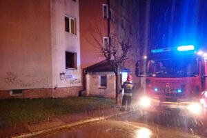 Pożar w budynku wielorodzinnym w Starachowicach przy ulicy Pustowójtówny / Marcin Nyga / PSP Starachowice