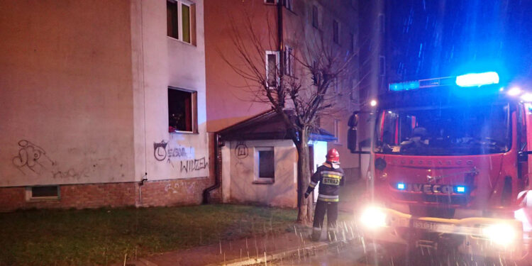 Pożar w budynku wielorodzinnym w Starachowicach przy ulicy Pustowójtówny / Marcin Nyga / PSP Starachowice
