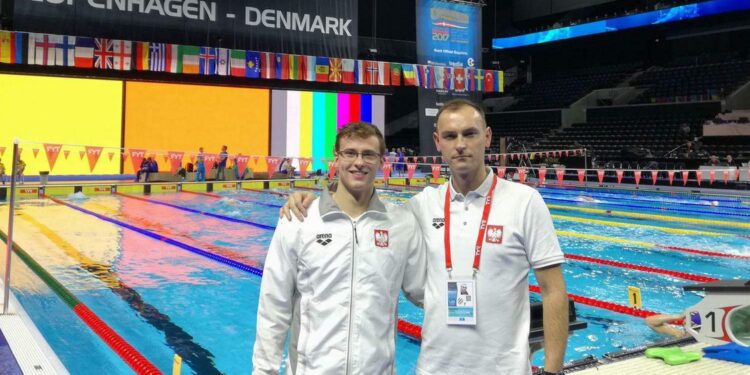 Od lewej: Dominik Bujak, Salos Cortile wraz ze swoim trenerem Marcinem Przytułą / archiwum prywatne