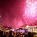 1.1.2017 Kielce. Sylwester pod gwiazdami na Rynku. O dwunastej rozpoczął się pokaz ogni sztucznych. / Wojciech Habdas / Radio Kielce