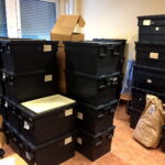 Skrzynki ze znaleziskami archeologicznymi, które były przechowywane przy ulicy Zamkowej od lat 60. XX wieku. / Marlena Płaska / Radio Kielce