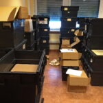 Skrzynki ze znaleziskami archeologicznymi, które były przechowywane przy ulicy Zamkowej od lat 60. XX wieku. / Marlena Płaska / Radio Kielce