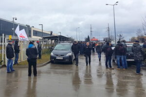 Protest pracowników w zakładach MAN Bus, którzy domagają się podwyżek płac / Marzena Mąkosa / Radio Kielce
