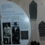 Ekspozycja "Kolory zimy: rękawiczki estońskie" w Muzeum Dialogu Kultur / Katarzyna Prędotka / Radio Kielce