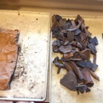 Skrzynki ze znaleziskami archeologicznymi, które były przechowywane przy ulicy Zamkowej od lat 60. XX wieku. / Marlena Płaska / Radio Kielce