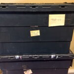 Skrzynki ze znaleziskami archeologicznymi, które były przechowywane przy ulicy Zamkowej od lat 60. XX wieku. / Marlena Płaska / Radio Kielce