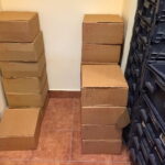 Skrzynki ze znaleziskami archeologicznymi, które były przechowywane przy ulicy Zamkowej od lat 60. XX wieku. / Marlena Płaska / Radio Kielce