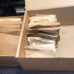 Skrzynki ze znaleziskami archeologicznymi, które były przechowywane przy ulicy Zamkowej od lat 60. XX wieku. / Marlena Płaska / Radio Kielce