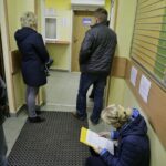 Pierwszy dzień przyjmowania wniosków o wsparcie z rządowego programu "Rodzina 500 +" / Jarosław Kubalski / Radio Kielce