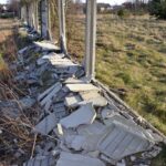 Nagłowice. Nieletni wandale zniszczyli ogrodzenie / KPP w Jędrzejowie