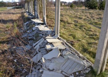 Nagłowice. Nieletni wandale zniszczyli ogrodzenie / KPP w Jędrzejowie