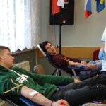 Uczniowie Zespołu Szkół Ponadgimnazjalnych nr 1 im. ks. St. Konarskiego w Jędrzejowie oddawali krew, by pomóc swojemu choremu koledze / Ewa Pociejowska-Gawęda / Radio Kielce