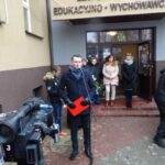 Skarżysko - Kamienna. Przekazanie busa Zespołowi Placówek Edukacyjno-Wychowawczych. Marcin Kruk - dyrektor placówki / Tomasz Piwko / Radio Kielce