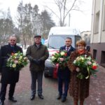 Skarżysko - Kamienna. Przekazanie busa Zespołowi Placówek Edukacyjno-Wychowawczych. Na zdjęciu: Andrzej Michalski - PFRON, Jerzy Żmijewski - starosta skarżyski, Artur Berus - wicestarosta skarżysku, poseł Maria Zuba / Tomasz Piwko / Radio Kielce