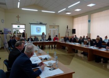 Starachowice. Sesja Rady Miasta ws. przekazania pieniędzy na budowę letnich basenów / Tomasz Piwko / Radio Kielce