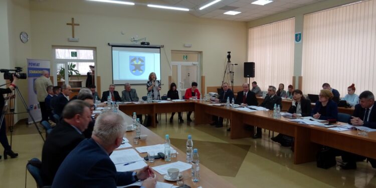 Starachowice. Sesja Rady Miasta ws. przekazania pieniędzy na budowę letnich basenów / Tomasz Piwko / Radio Kielce