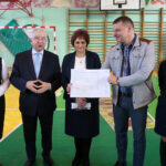 Przy Zespole Szkół Zawodowych nr 3 w Starachowicach powstanie nowa hala sportowa. Na zdjęciu: Maria Zuba - poseł Prawa i Sprawiedliwości, Krzysztof Lipiec - poseł Prawa i Sprawiedliwości, Danuta Krępa - starosta starachowicki, Dariusz Majewski - dyrektor Zespołu Szkół Zawodowych nr 3 w Starachowicach, Monika Nowak - członek zarządu powiatu starachowickiego / Tomasz Piwko / Radio Kielce