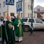 Uroczystości nadania promenadzie prowadzącej do bazyliki imienia Alei Księdza Biskupa Edwarda Materskiego. Na zdjęciu biskup Henryk Tomasik i prałat Jerzy Karbownik / Tomasz Piwko / Radio Kielce