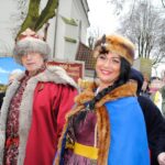 Sandomierz. Orszak Trzech Króli. Na zdjęciu: Kasztelan Chorągwi Rycerstwa Ziemi Sandomierskiej - Karol Bury i Katarzyna Dudek - wielokrotna mistrzyni świata w fitness sylwetkowym z LKS Sandomierz / Grażyna Szlęzak - Wójcik / Radio Kielce