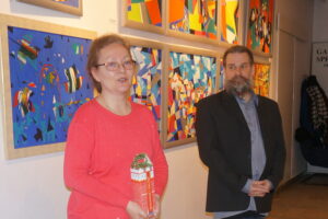 Wystawa "Trzy Kolory" w BWA. Od lewej: Katarzyna Pisarczyk, dyrektor BWA w Sandomierzu i Michał Poręba, jeden z autorów wystawy / Grażyna Szlęzak-Wójcik / Radio Kielce