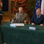 Kielce. Nominacja Jarosława Molisaka na szefa Wojewódzkiego Sztabu Wojskowego. Na zdjęciu: Wiesław Loch (z lewej) / Marcin Różyc / Radio Kielce