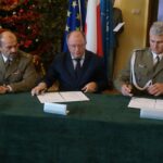 Kielce. Nominacja Jarosława Molisaka na szefa Wojewódzkiego Sztabu Wojskowego. Na zdjęciu: Wiesław Loch (z lewej), Jarosław Molisak (z prawej) / Marcin Różyc / Radio Kielce