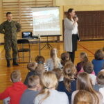 Saperzy z Centrum Przygotowań do Misji Zagranicznych na Bukówce prowadzili zajęcia w Szkole Podstawowej nr 34 w Kielcach / Marcin Różyc / Radio Kielce