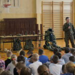 Saperzy z Centrum Przygotowań do Misji Zagranicznych na Bukówce prowadzili zajęcia w Szkole Podstawowej nr 34 w Kielcach / Marcin Różyc / Radio Kielce