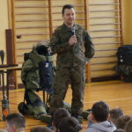 Saperzy z Centrum Przygotowań do Misji Zagranicznych na Bukówce prowadzili zajęcia w Szkole Podstawowej nr 34 w Kielcach / Marcin Różyc / Radio Kielce