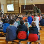 Saperzy z Centrum Przygotowań do Misji Zagranicznych na Bukówce prowadzili zajęcia w Szkole Podstawowej nr 34 w Kielcach / Marcin Różyc / Radio Kielce