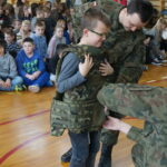 Saperzy z Centrum Przygotowań do Misji Zagranicznych na Bukówce prowadzili zajęcia w Szkole Podstawowej nr 34 w Kielcach / Marcin Różyc / Radio Kielce