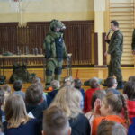 Saperzy z Centrum Przygotowań do Misji Zagranicznych na Bukówce prowadzili zajęcia w Szkole Podstawowej nr 34 w Kielcach / Marcin Różyc / Radio Kielce