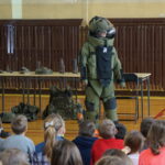 Saperzy z Centrum Przygotowań do Misji Zagranicznych na Bukówce prowadzili zajęcia w Szkole Podstawowej nr 34 w Kielcach / Marcin Różyc / Radio Kielce