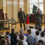 Saperzy z Centrum Przygotowań do Misji Zagranicznych na Bukówce prowadzili zajęcia w Szkole Podstawowej nr 34 w Kielcach / Marcin Różyc / Radio Kielce