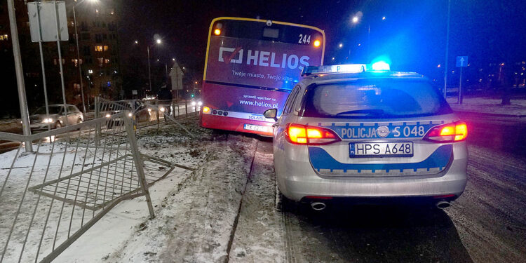 Kolizja autobusu z autem osobowym / Wiktor Dziarmaga / Radio Kielce