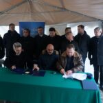 Daleszyce. Podpisanie umowy na budowę obwodnicy Sukowa i Daleszyc. Na zdjęciu w dolnym rzędzie: Damian Ubranowski, dyrektor Świętokrzyskiego Zarządu Dróg Wojewódzki i przedstawiciele firmy Trakt i Budimex / Wiktor Dziarmaga / Radio Kielce