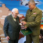 Doktor Stanisław Siennicki został uhonorowany przez  pracowników Wojewódzkiego Sztabu Wojskowego / Michał Kita / Radio Kielce