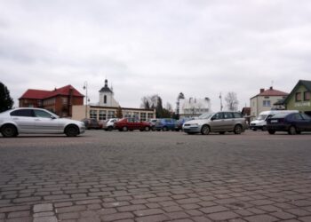 Kazimierza Wielka. Rynek. Parking / Kamil Włosowicz / Radio Kielce