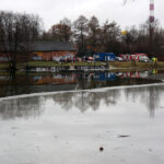 Lekcja bezpieczeństwa nad zalewem. Strażacy pokazali dzieciom, jak ratować osobę, pod którą załamał się lód / Marcin Różyc / Radio Kielce