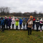 Lekcja bezpieczeństwa nad zalewem. Strażacy pokazali dzieciom, jak ratować osobę, pod którą załamał się lód / Marcin Różyc / Radio Kielce