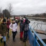 Lekcja bezpieczeństwa nad zalewem. Strażacy pokazali dzieciom, jak ratować osobę, pod którą załamał się lód / Marcin Różyc / Radio Kielce