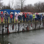 Lekcja bezpieczeństwa nad zalewem. Strażacy pokazali dzieciom, jak ratować osobę, pod którą załamał się lód / Marcin Różyc / Radio Kielce