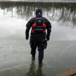 Lekcja bezpieczeństwa nad zalewem. Strażacy pokazali dzieciom, jak ratować osobę, pod którą załamał się lód / Marcin Różyc / Radio Kielce