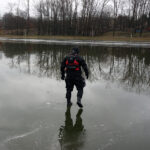 Lekcja bezpieczeństwa nad zalewem. Strażacy pokazali dzieciom, jak ratować osobę, pod którą załamał się lód / Marcin Różyc / Radio Kielce