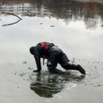 Lekcja bezpieczeństwa nad zalewem. Strażacy pokazali dzieciom, jak ratować osobę, pod którą załamał się lód / Marcin Różyc / Radio Kielce