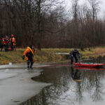 Lekcja bezpieczeństwa nad zalewem. Strażacy pokazali dzieciom, jak ratować osobę, pod którą załamał się lód / Marcin Różyc / Radio Kielce